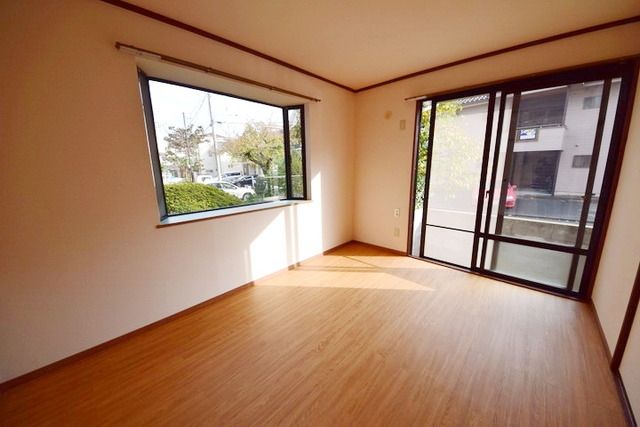 居室・リビング　★６帖の２面採光の明るいお部屋です★