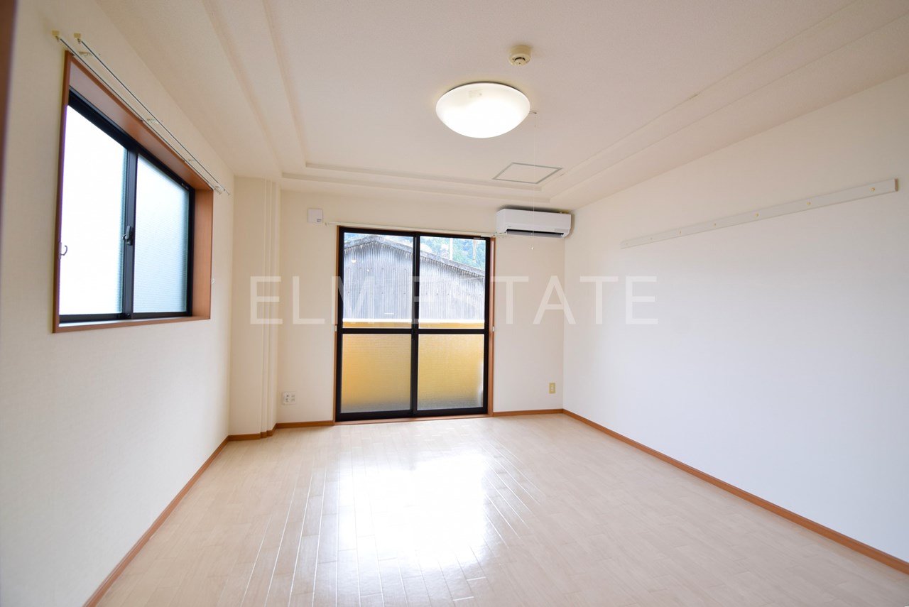 居室・リビング　同一物件、階数違い反転タイプの写真になります。