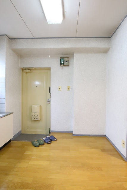 居室・リビング　キッチン～玄関スペース