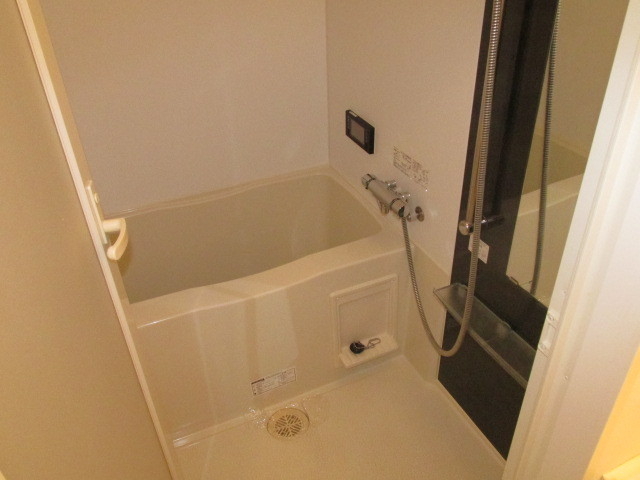 バス・シャワールーム　真っ白で清潔感のあるお風呂です。くつろげますよ～