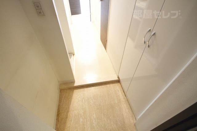 玄関　写真は２０４号室です
