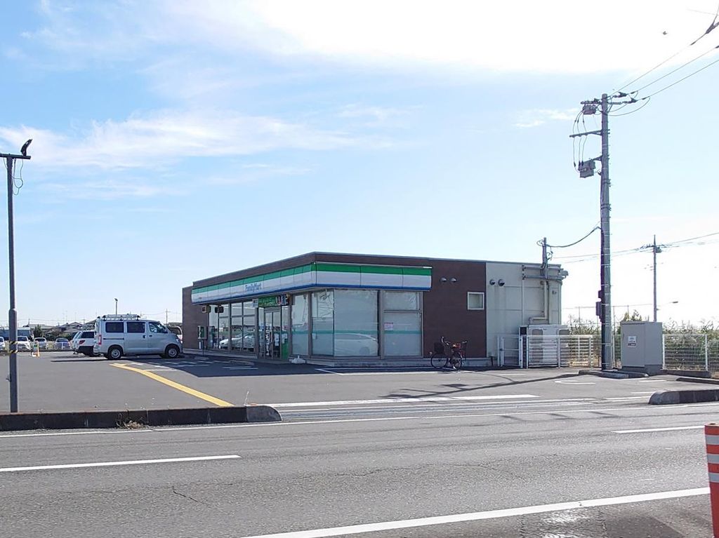 コンビニ　ファミリーマート 行田持田店（コンビニ）まで740m