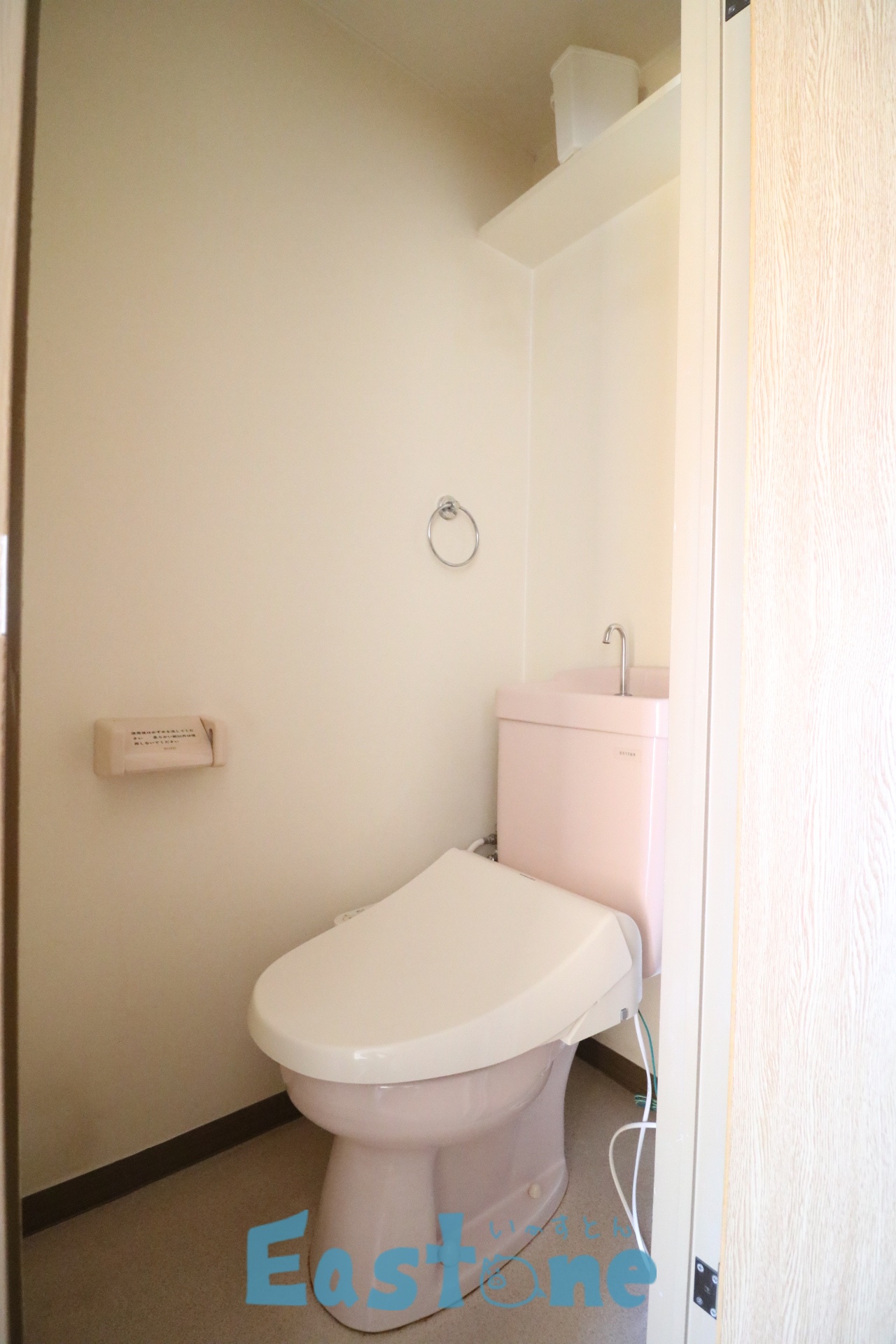 トイレ　温水便座＋棚付きでうれしい！！