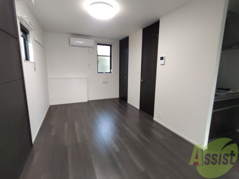 居室・リビング　９帖の洋室です。広々として、綺麗ですね