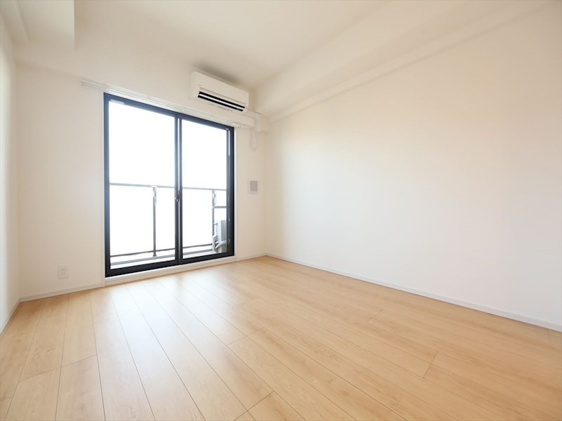 居室・リビング　洋室7.7帖　エアコン完備　バルコニー