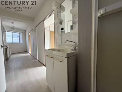 洗面設備　アメニティ収納棚ありの独立洗面台です