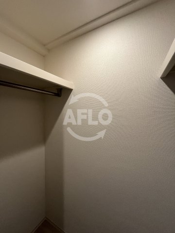 収納　ファーストフィオーレ江坂ラディール　ウォークインクローゼット