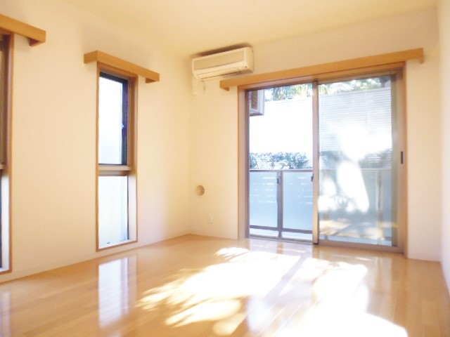 居室・リビング　★角部屋／２面に窓のあるお部屋★