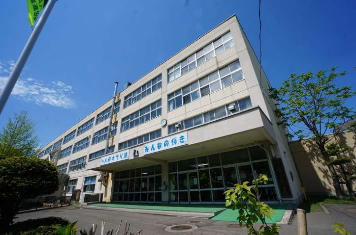 小学校　札幌市立ひばりが丘小学校（小学校）まで665m