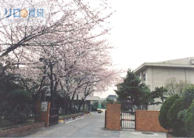 中学校　伊丹市立西中学校（中学校）まで818m
