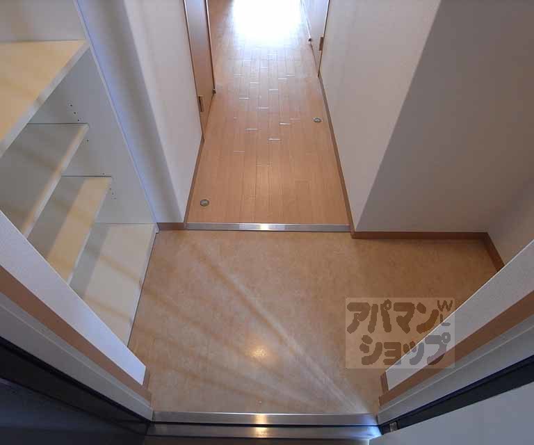 玄関　両サイドに収納スペースが有ります。