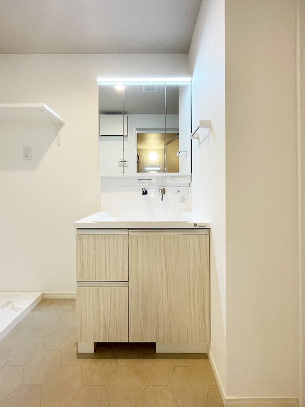 洗面設備　洗面化粧台下部スペースに体重計が収納できます