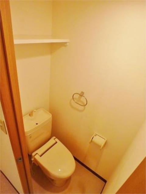 トイレ　上部に棚があります