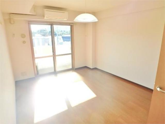 居室・リビング　バルコニー側駐車場の為、日当たりよいです