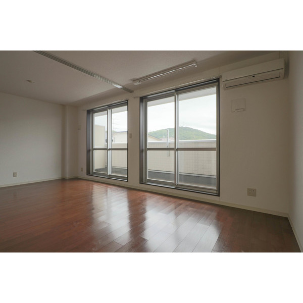 居室・リビング　同じ建物の別のお部屋