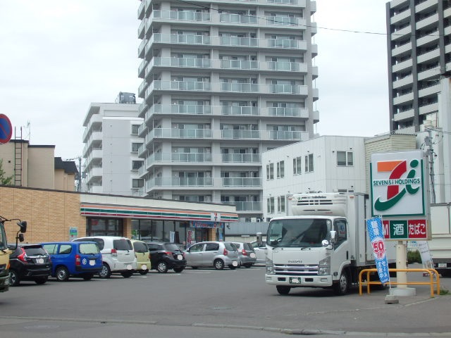 コンビニ　セブンイレブン（コンビニ）まで304m