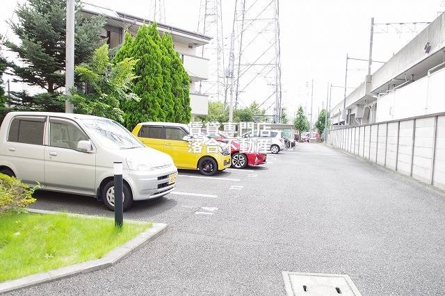 駐車場　敷地内駐車場完備