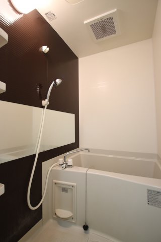 バス・シャワールーム　コンパクトで使いやすいお風呂です
