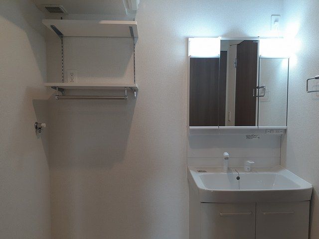 洗面設備　スペースが確保できる洗面所です