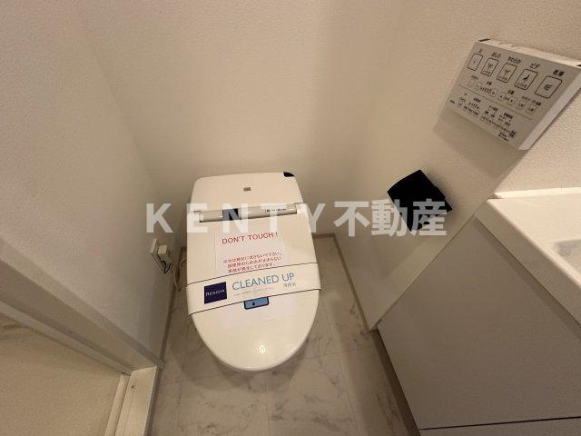 トイレ　落ち着いた色調のトイレです