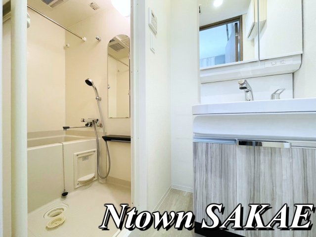 洗面設備　ゆったりとスペースのある洗面所