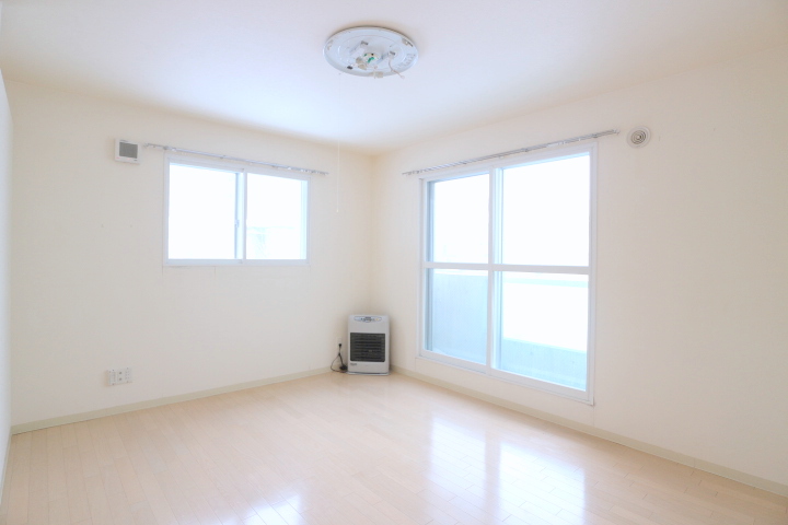 居室・リビング　広々とした、日当たりの良いリビングです♪