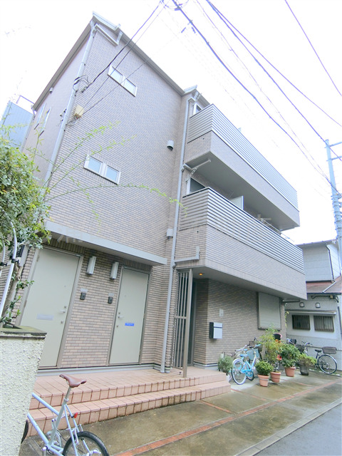 建物外観　2011年5月築　木造地上3階建ての人気賃貸アパート　東京都
