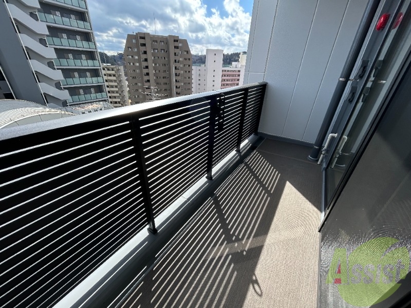 バルコニー　バルコニーは広々としており、洗濯物を干せそうですね。