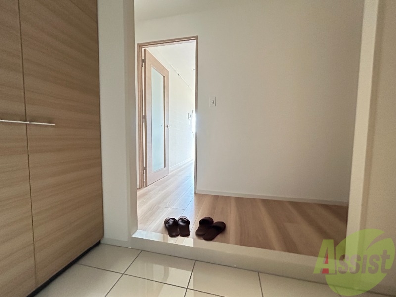 玄関　玄関からの様子になります。敷居が高くなく安心ですね。