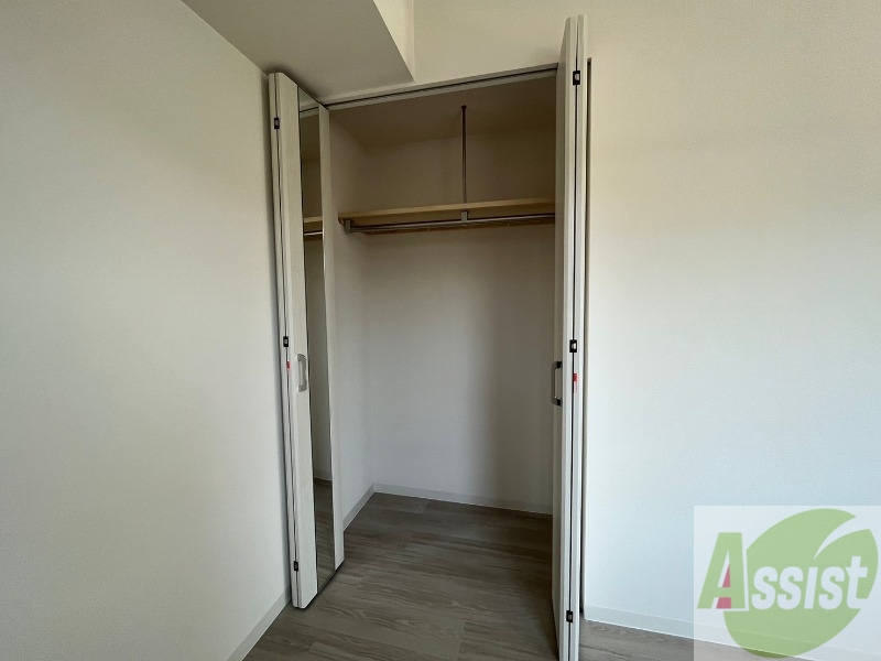 収納　こちらの収納にはハンガーをかけて服もしまえますね。