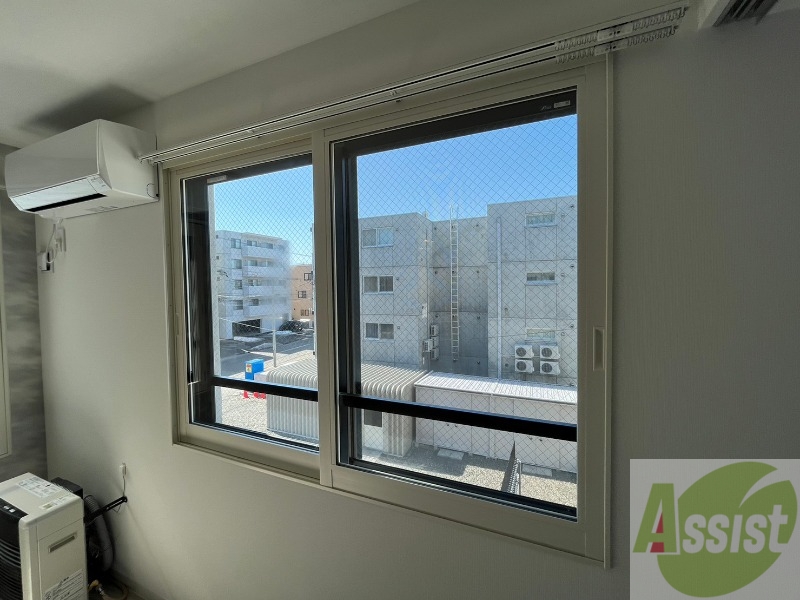 バルコニー　窓が沢山あると日がたっぷり入って気持ち良いですよね！