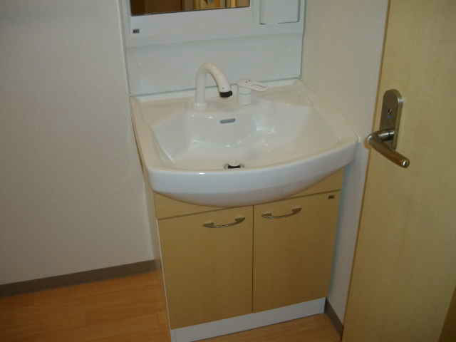 洗面設備　女性の見方シャワードレッサー付き