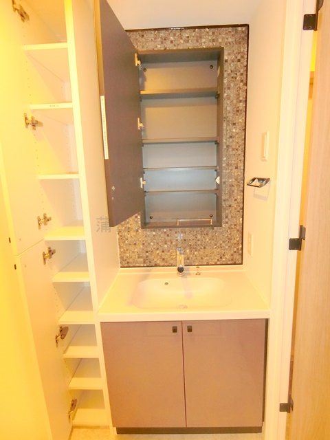 洗面設備　棚収納付きがうれしい洗面脱衣所　独立洗面台　洗濯機置き場