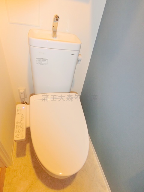 トイレ　棚収納と温水洗浄便座付きのトイレ