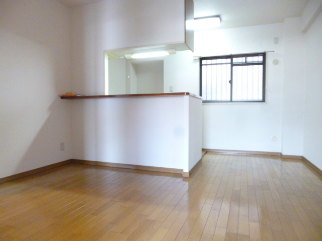 居室・リビング　キッチンに窓があるので明るいです。