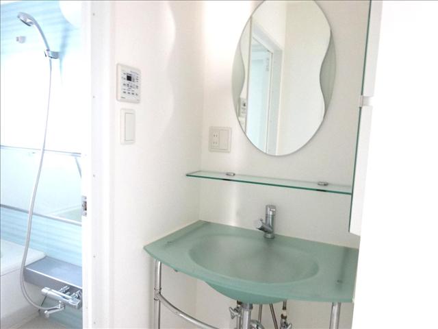 洗面設備　お洒落なガラス張りの洗面