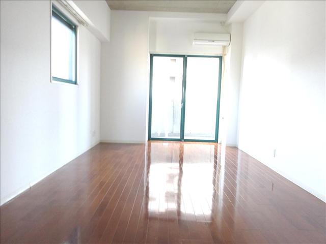 居室・リビング　天井が高くて広々としています。