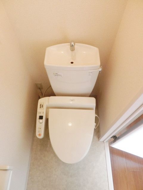 トイレ　温水洗浄付きトイレです
