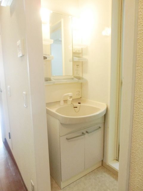 洗面設備　朝の忙しい時間に便利な洗髪できる化粧台