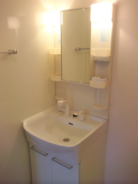 洗面設備　※同物件、別部屋の写真です。