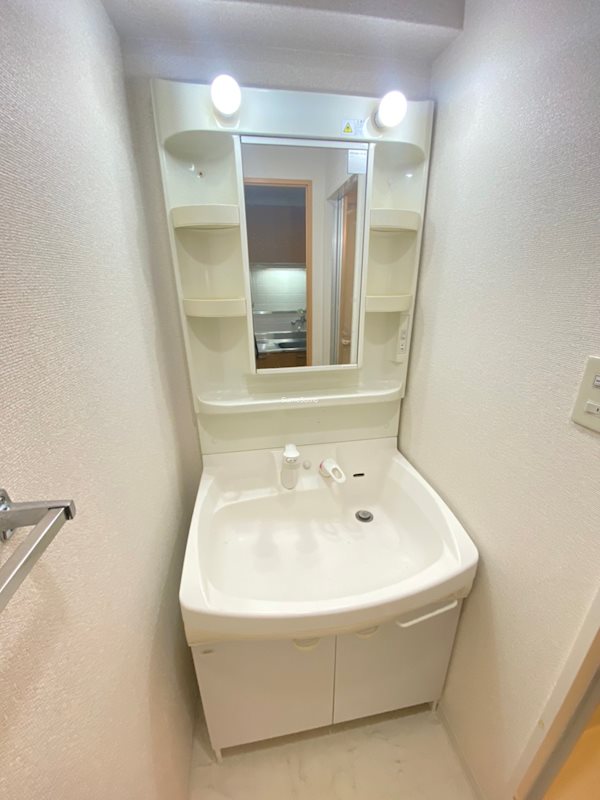 洗面設備　明るい洗面所です