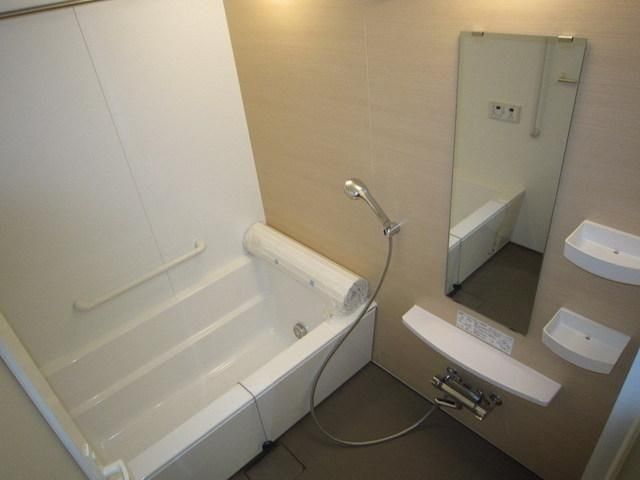 バス・シャワールーム　追焚機能付セミオートバス・浴室乾燥機有