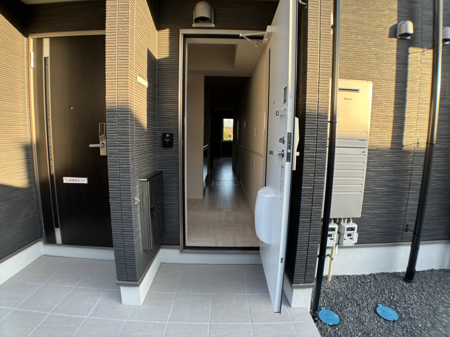 玄関　※室内写真、動画、パノラマ画像は同物件別部屋のものです。