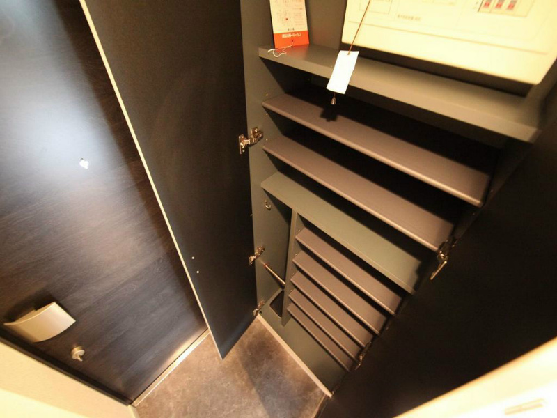 玄関　玄関　シューズボックス付（収納充実してます）