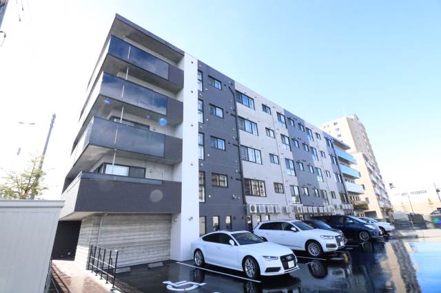 建物外観　５階建て鉄筋マンション♪