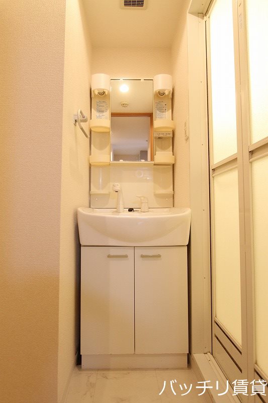 洗面設備　別号室写真の為現況を優先致します。