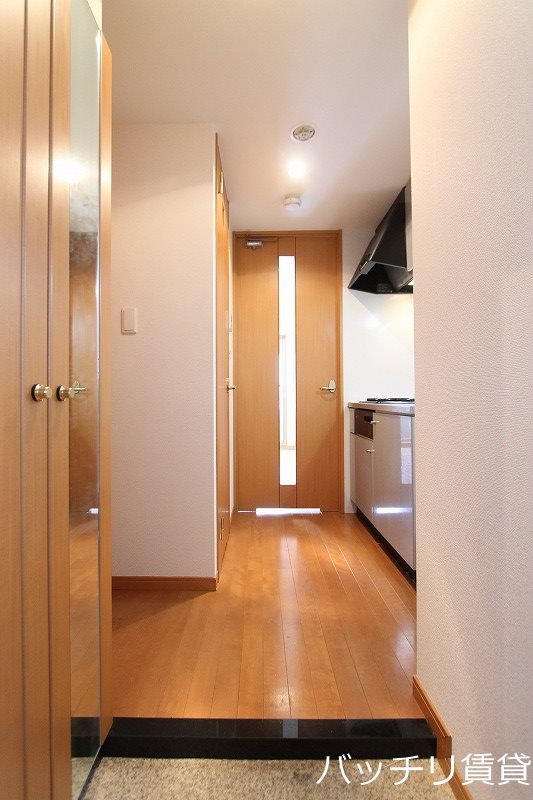 玄関　別号室写真の為現況を優先致します。