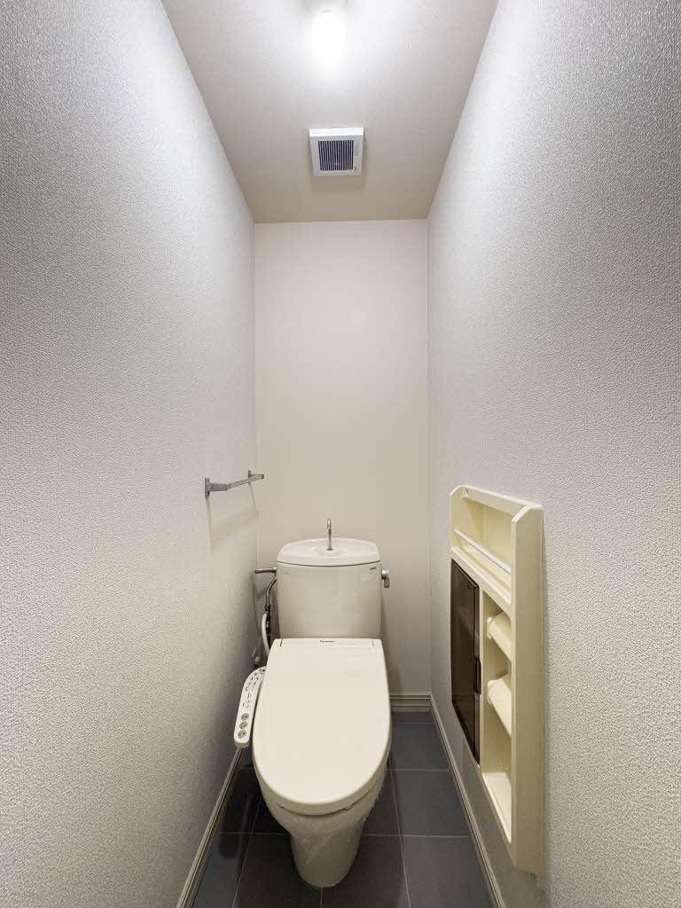 トイレ　落ち着いた色調のトイレです
