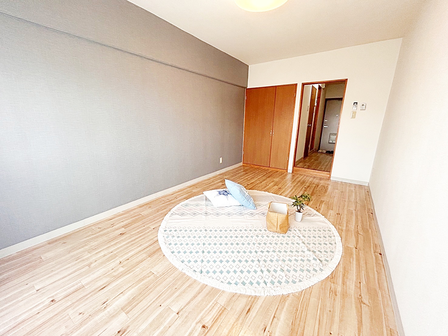 居室・リビング　アクセントクロスがおしゃれなお部屋です