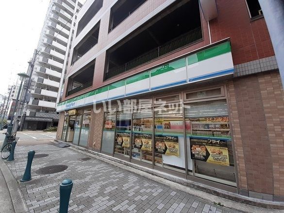 コンビニ　ファミリーマートみなと元町駅前店（コンビニ）まで176m